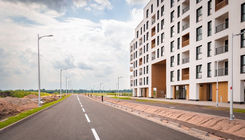 Powiększ obraz: Aleja Architektów jest już dłuższa o pół kilometra. Trwają prace wykończeniowe
