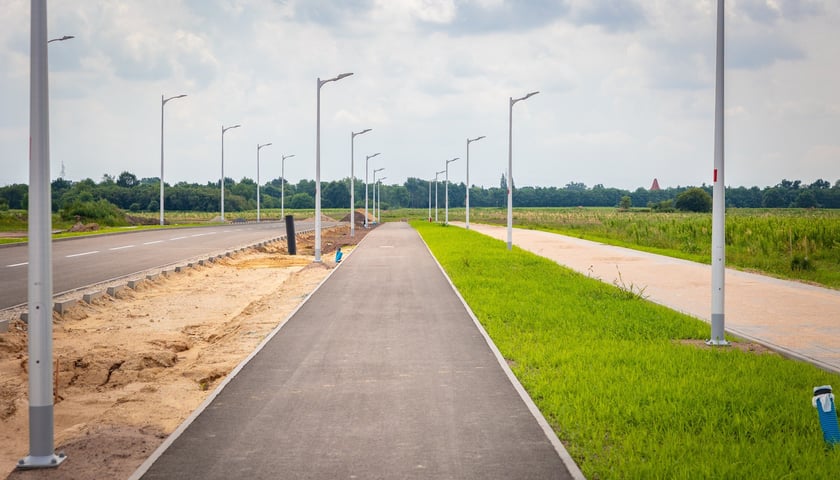 Powiększ obraz: Aleja Architektów jest już dłuższa o pół kilometra. Trwają prace wykończeniowe