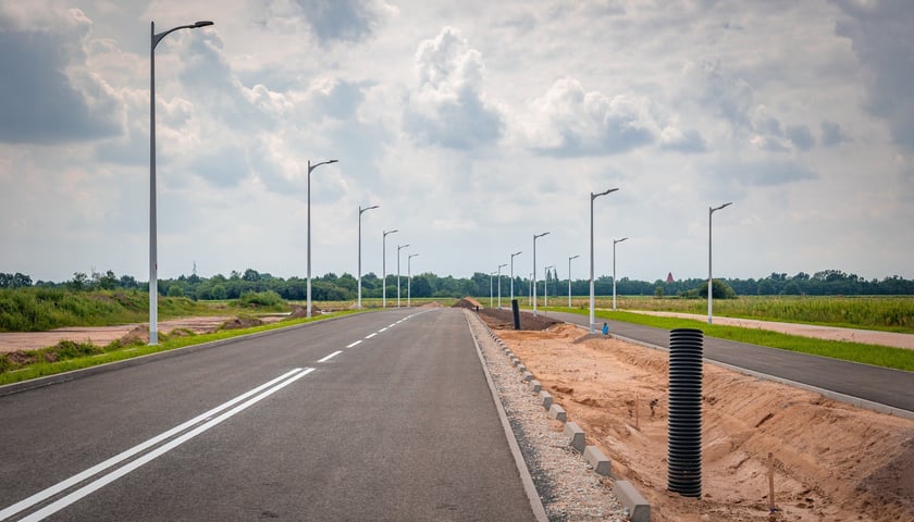 Powiększ obraz: Aleja Architektów jest już dłuższa o pół kilometra. Trwają prace wykończeniowe