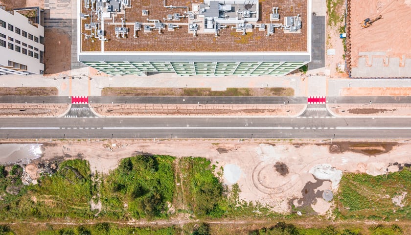 Powiększ obraz: Aleja Architektów jest już dłuższa o pół kilometra. Trwają prace wykończeniowe
