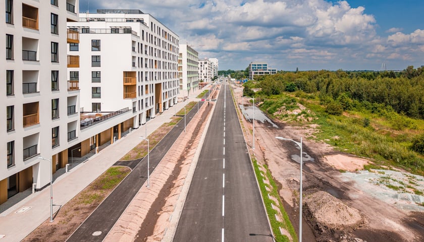 Powiększ obraz: Aleja Architektów jest już dłuższa o pół kilometra. Trwają prace wykończeniowe