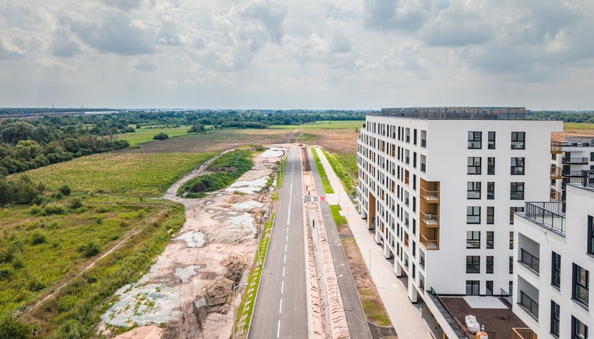 Powiększ obraz: Aleja Architektów jest już dłuższa o pół kilometra. Trwają prace wykończeniowe