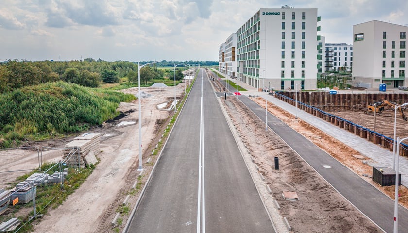 Powiększ obraz: Aleja Architektów jest już dłuższa o pół kilometra. Trwają prace wykończeniowe