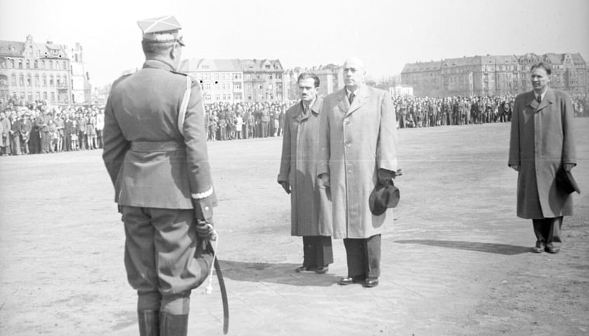 Powiększ obraz: <p>Defilada wojskowa na Placu Grunwaldzkim, 20 kwietnia 1947</p>