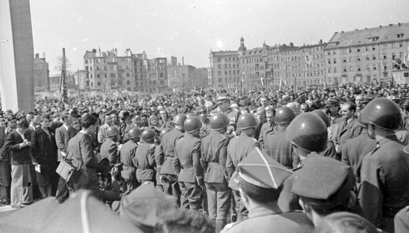Powiększ obraz: <p>Defilada wojskowa na Placu Grunwaldzkim, 20 kwietnia 1947</p>
