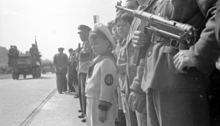 Powiększ obraz: <p>Defilada wojskowa na Placu Grunwaldzkim, 20 kwietnia 1947</p>