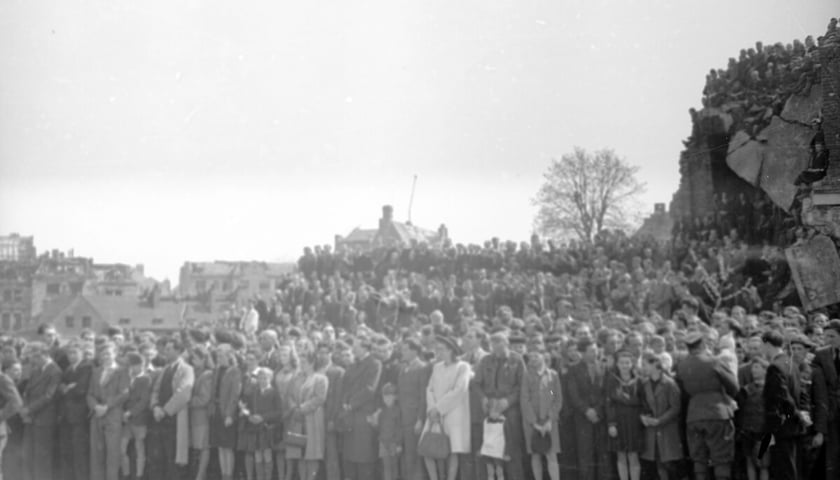 Powiększ obraz: <p>Defilada wojskowa na Placu Grunwaldzkim, 20 kwietnia 1947</p>