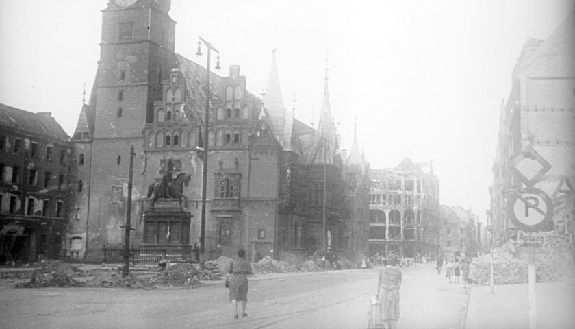 Powiększ obraz: <p>Rynek, lata 1945 - 1946</p>