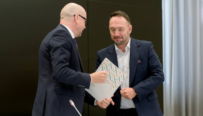 Powiększ obraz: Wiceprezydent Jakub Mazur przekazuje apel na ręce Ministra Spraw Wewnętrznych i Administracji, Tomasza Szymańskiego