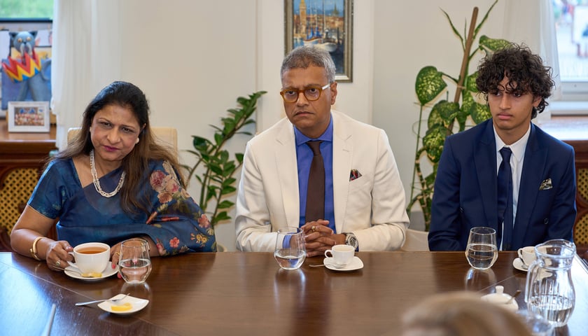Powiększ obraz: Ambasador Indii w Polsce - Neeta Bhushan, Kartikey Johri, konsul honorowy Indii we Wrocławiu, z synem