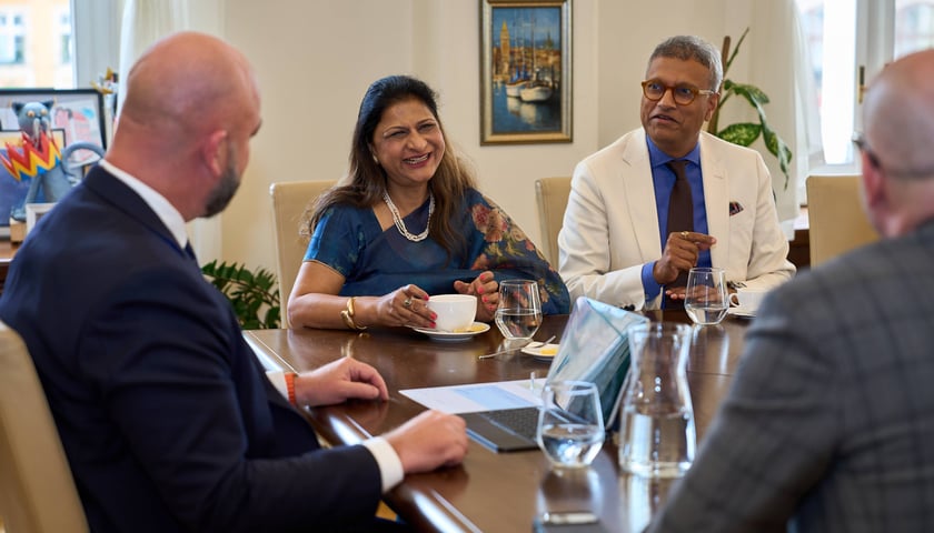 Powiększ obraz: Spotkanie nowej ambasador Indii w Polsce - Neeta Bhushan, z prezydentem Wrocławia Jackiem Sutrykiem
