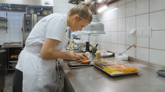 Powiększ obraz: <p>Beata Śniechowska w kuchni modern bistro Baba&nbsp;</p>