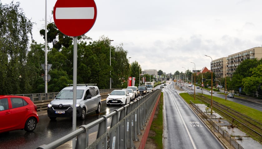 Powiększ obraz: Od nocy z niedzieli na poniedziałek (26/27 lipca 2026 r.) na Al. Armii Krajowej obowiązuje zmieniona organizacja ruchu