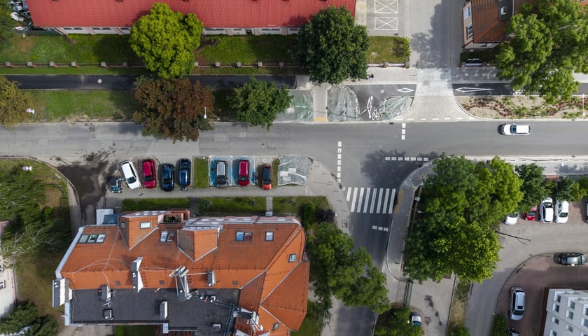 Powiększ obraz: Ulica Koszarowa, odcinek między Przybyszewskiego a AWL-em – stan obecny, zdjęcie z lipca 2026 roku