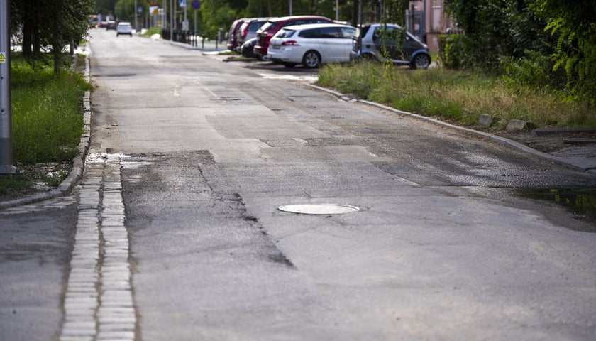 Powiększ obraz: Ulica Koszarowa, odcinek między Przybyszewskiego a AWL-em – stan obecny, zdjęcie z lipca 2026 roku