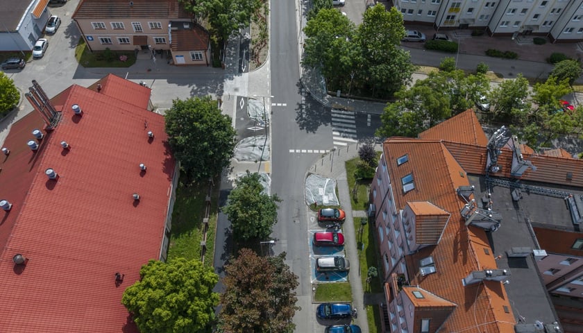 Powiększ obraz: Ulica Koszarowa, odcinek między Przybyszewskiego a AWL-em – stan obecny, zdjęcie z lipca 2026 roku