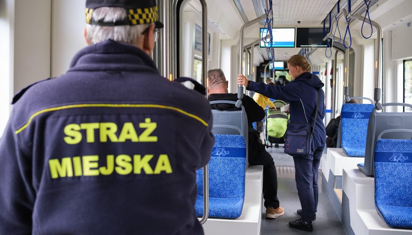 Powiększ obraz: Wspólny patrol Strażników Miejskich i kontrolerów biletowych MPK