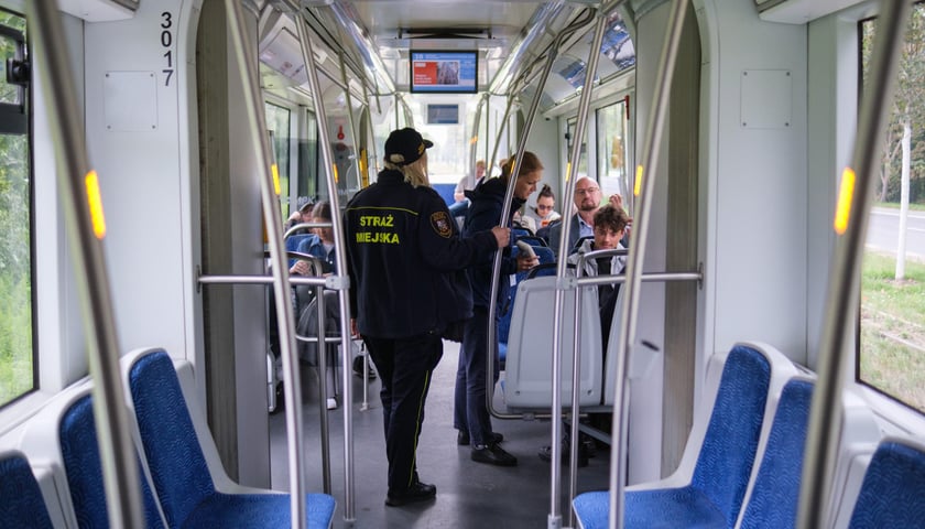 Powiększ obraz: Wspólny patrol Strażników Miejskich i kontrolerów biletowych MPK