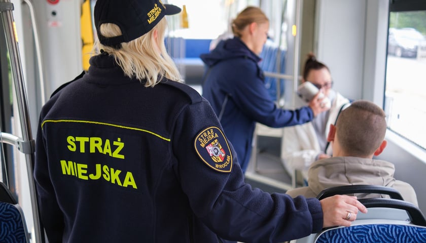 Powiększ obraz: Wspólny patrol Strażników Miejskich i kontrolerów biletowych MPK