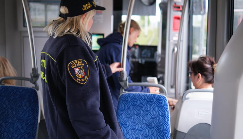 Powiększ obraz: Wspólny patrol Strażników Miejskich i kontrolerów biletowych MPK