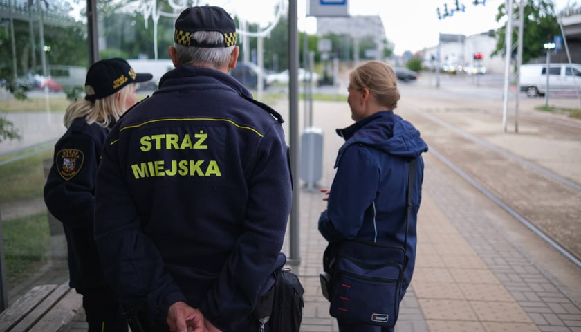 Powiększ obraz: Wspólny patrol Strażników Miejskich i kontrolerów biletowych MPK