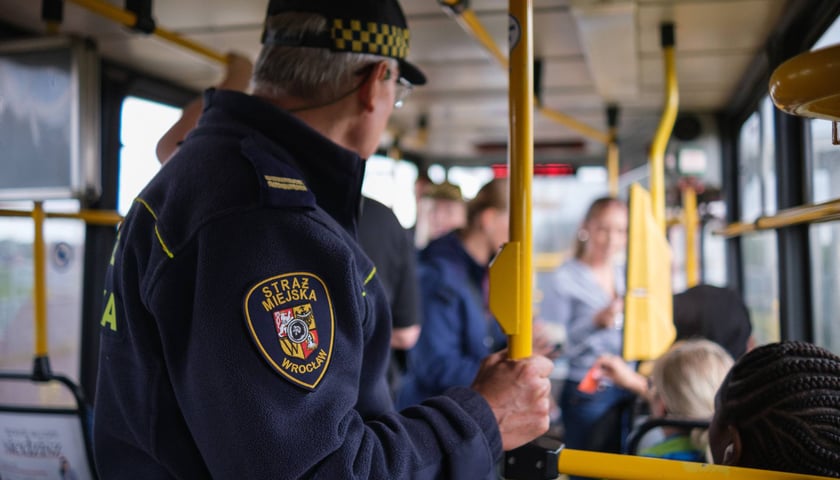 Powiększ obraz: Wspólny patrol Strażników Miejskich i kontrolerów biletowych MPK