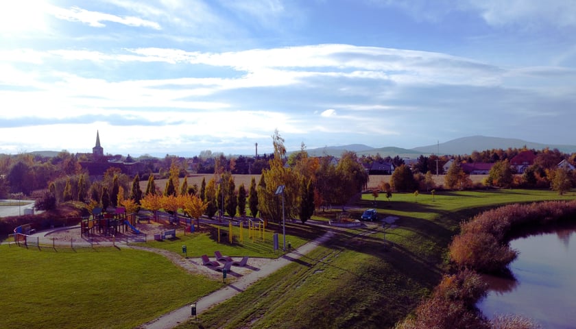 Powiększ obraz: Fragment zalewu i panoramy Jordanowa Śląskiego