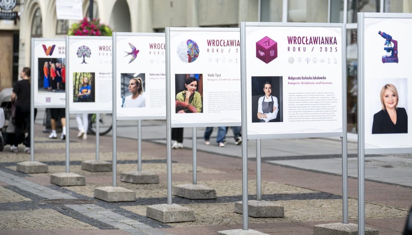 Powiększ obraz: Plebiscyt Wrocławianka Roku. Na zdjęciu wystawa plenerowa poświęcona Wrocławiankom Roku 2025.