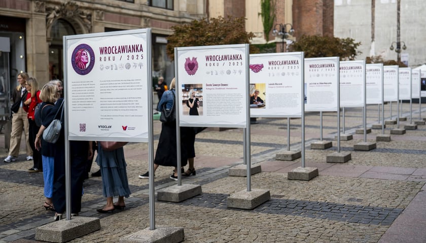 Powiększ obraz: Plebiscyt Wrocławianka Roku. Na zdjęciu wystawa plenerowa poświęcona Wrocławiankom Roku 2025.