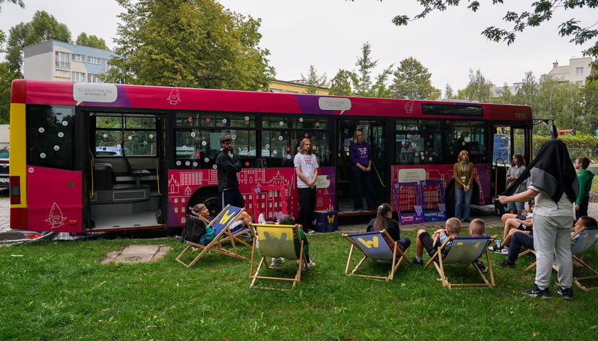 Powiększ obraz: Autobus Wsparcia w Szkole Podstawowej nr 30 we Wrocławiu