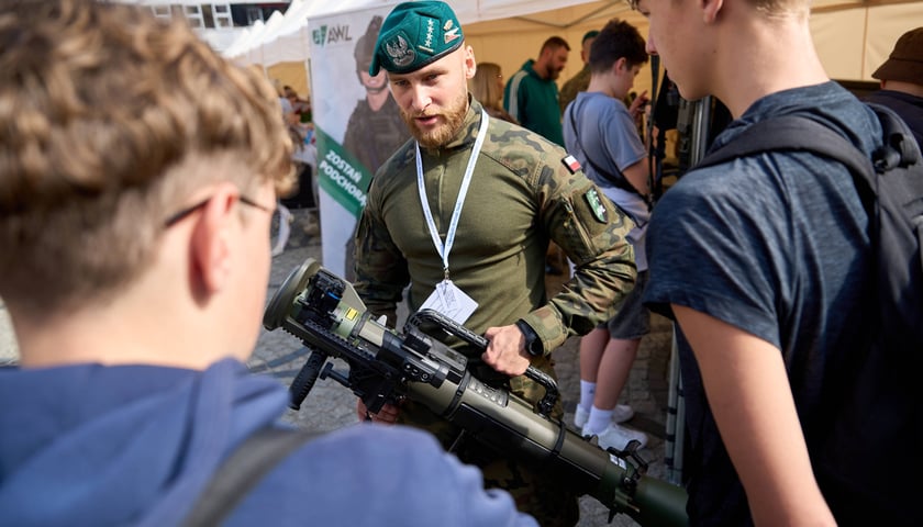 Miasteczko naukowe na placu Solnym na inaugurację 29. Dolnośląskiego Festiwalu Naukowego
