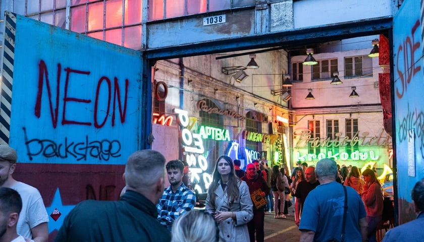 Noc Neonów w Zajezdni Popowice.