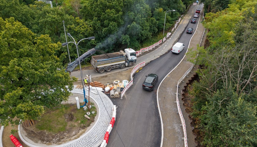 Powiększ obraz: Skrzyżowanie ulic Karwińskiej, Gazowej i Mościckiego coraz wyraźniej przybiera formę ronda