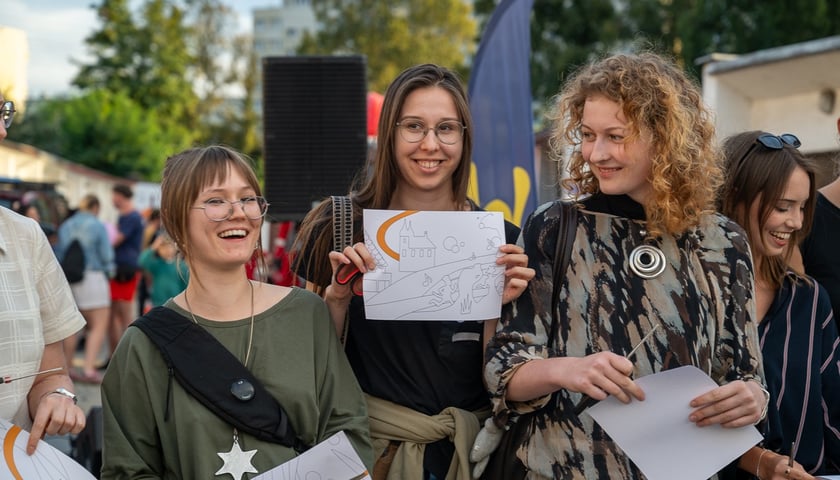Powiększ obraz: <p>Popowicka Biesiada Sąsiedzka z okazji odsłonięcia nowych murali na ścianach garaży</p>