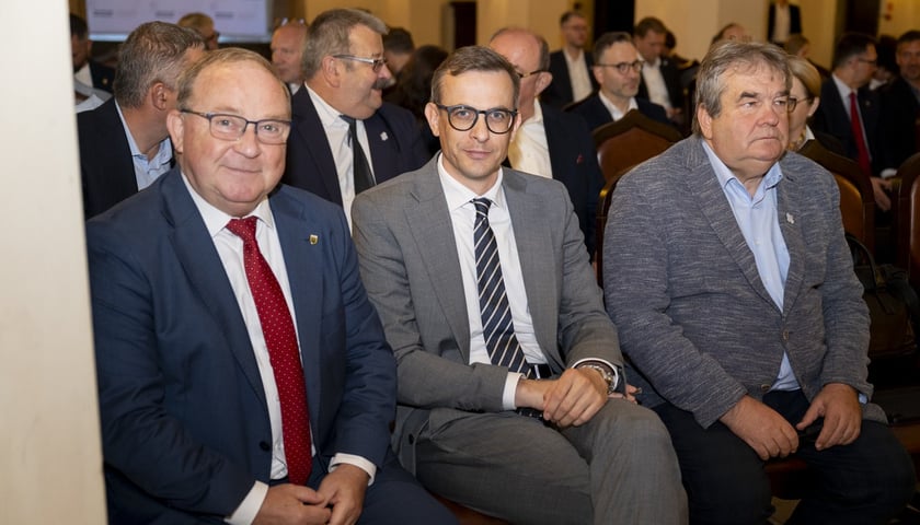 Samorządowcy z aglomeracji wrocławskiej podczas spotkania w sprawie ustawy o powołaniu Metropolii Wrocławskiej