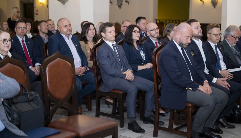 Samorządowcy z aglomeracji wrocławskiej podczas spotkania w sprawie ustawy o powołaniu Metropolii Wrocławskiej