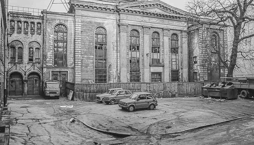 Powiększ obraz: Synagoga pod Białym Bocianem, stan w latach 90