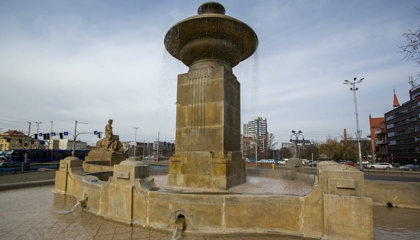 Powiększ obraz: fontanna Alegoria Walki i Zwycięstwa na pl. Jana Pawła II
