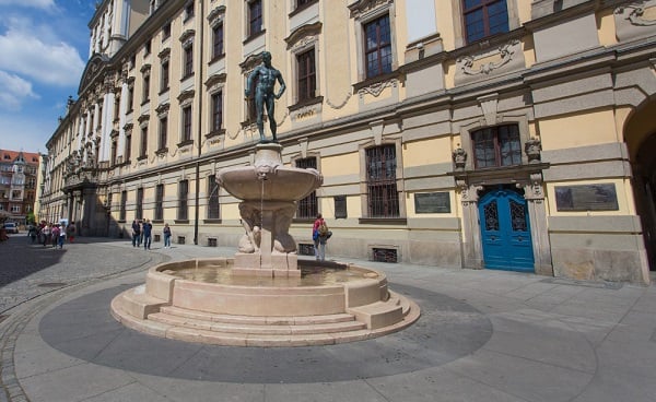 Powiększ obraz: fontanna Szermierz na pl. Uniwersyteckim