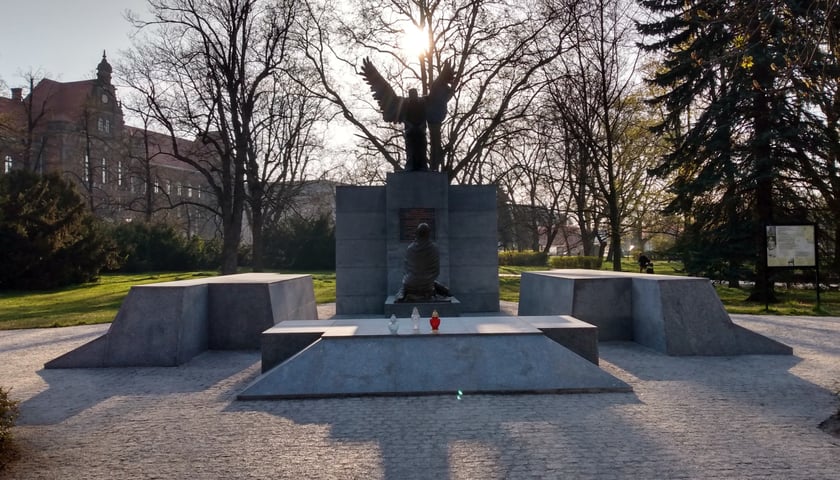 Powiększ obraz: Pomnik ku czci pomordowanych w Katyniu, park Słowackiego we Wrocławiu