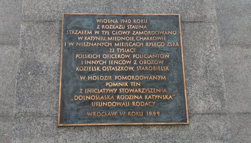 Powiększ obraz: Tablica pomnika ku czci pomordowanych w Katyniu