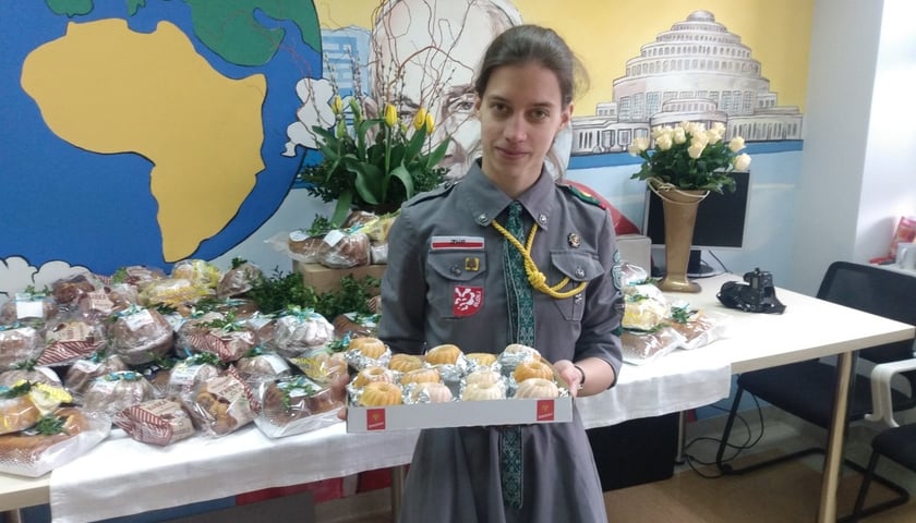Powiększ obraz: W rozdawaniu darów, charytatywnie pomagała harcerka z ZHR Gosia Szczypińska.