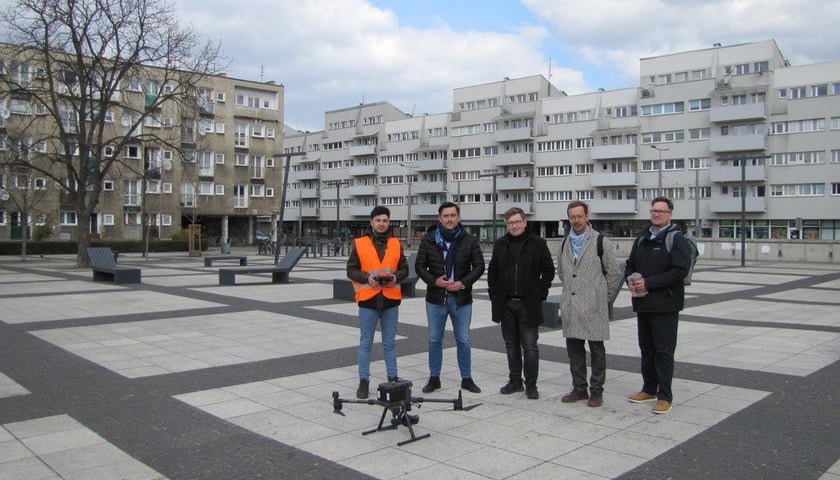 Powiększ obraz: Urząd Miejski Wrocławia, od lewej operator drona firma Skysnap, Robert Bednarski UMW, Maciej
Mysona, Jakub Klimkiewicz, Łukasz Malinowski TOR.