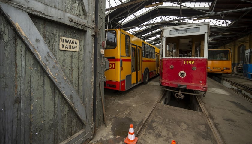 Powiększ obraz: Wejście do hali zajezdni. W jej wnętrzu znajdziemy tajemnicze, piękne tramwaje i autobusy.