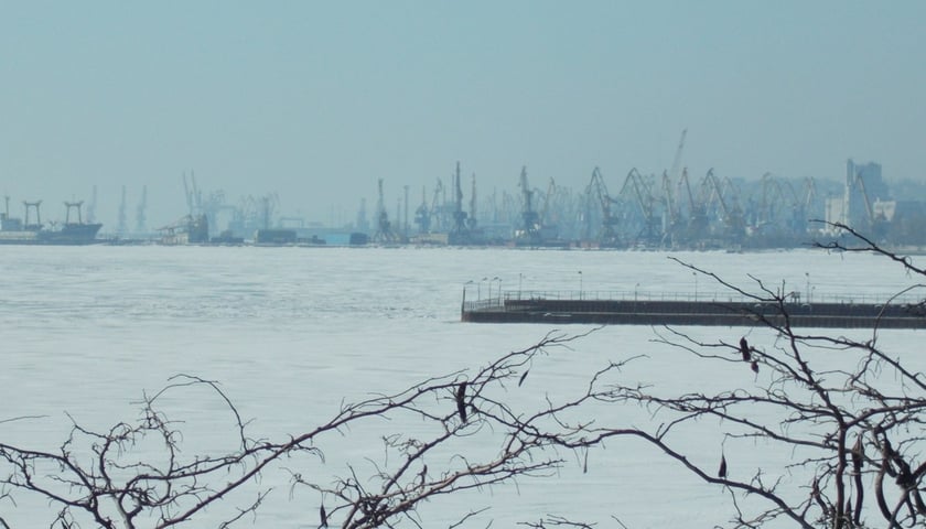 Powiększ obraz: Port w Mariupolu. Armia ukraińska broniła się w porcie bardzo długo przed rosyjskim agresorem. Mieszkańcy miasta, choć mówią w większości po rosyjsku, popierali pozostanie Mariupola w granicach Ukrainy.