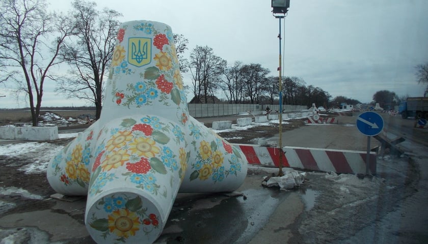 Powiększ obraz: Herb Ukrainy na zaporze przeciwczołgowej przy wjeździe do Mariupola. Rosyjska propaganda stara się wymazać wszelkie ukraińskie symbole z Mariupola.
