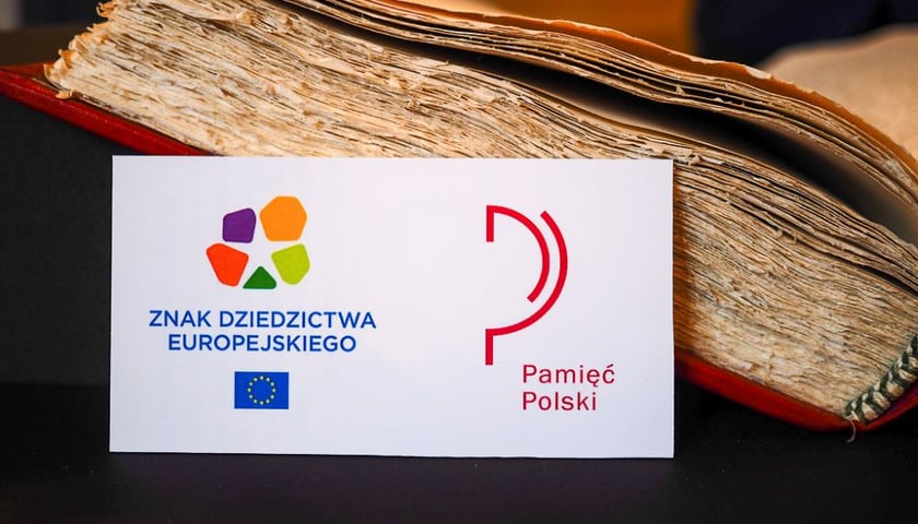 Powiększ obraz: Konstytucja 3 maja wyróżniona Znakiem Dziedzictwa Europejskiego i wpisana na Polską Listę Krajową Programu UNESCO Pamięć Świata