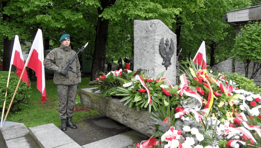 Powiększ obraz: Warta honorowa przy pomniku Konstytucji 3 Maja we wrocławskim parku Słowackiego