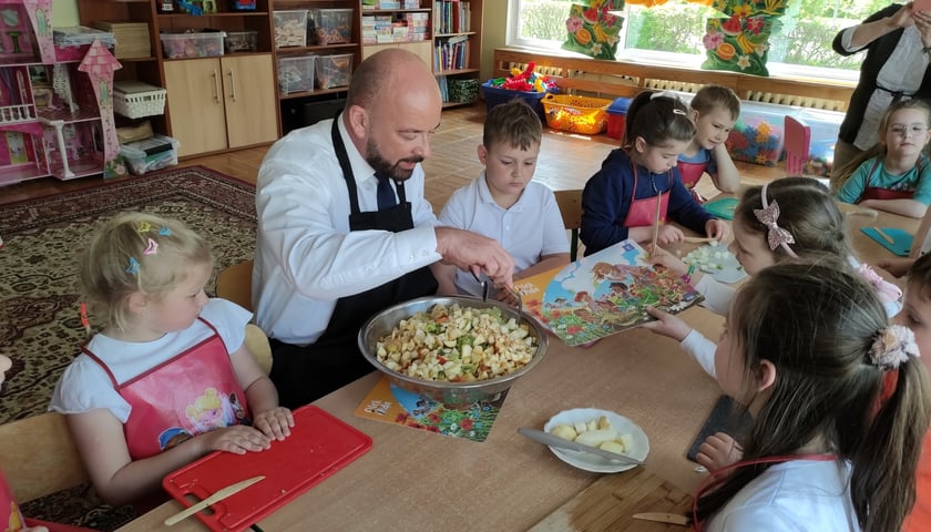 Powiększ obraz: Prezydent Wrocławia Jacek Sutryk pomógł najmłodszym w przygotowaniu posiłku