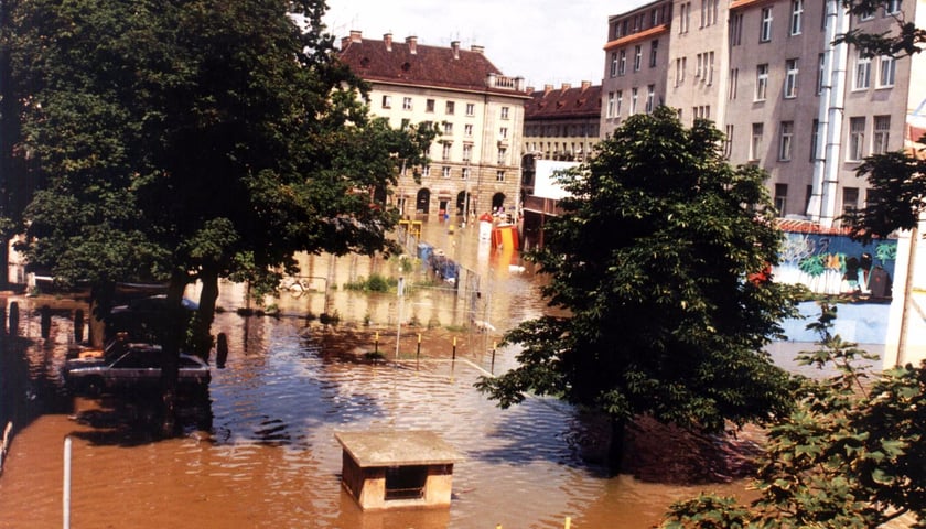 Powiększ obraz: Tak wyglądała ulica Bogusławskiego we Wrocławiu w trakcie powodzi tysiąclecia